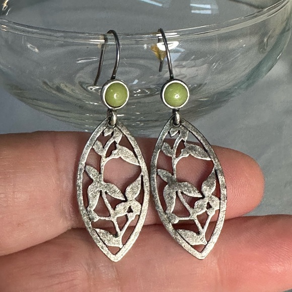 Silvertone floral motif drop style earrings - Picture 2 of 4